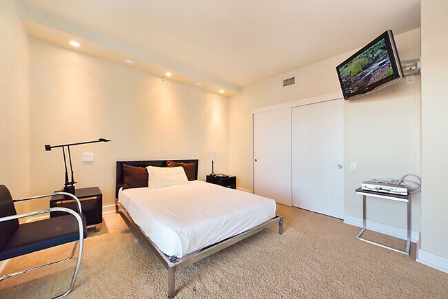 Building Photo - Turnberry Towers~2 bedroom condo with pano...