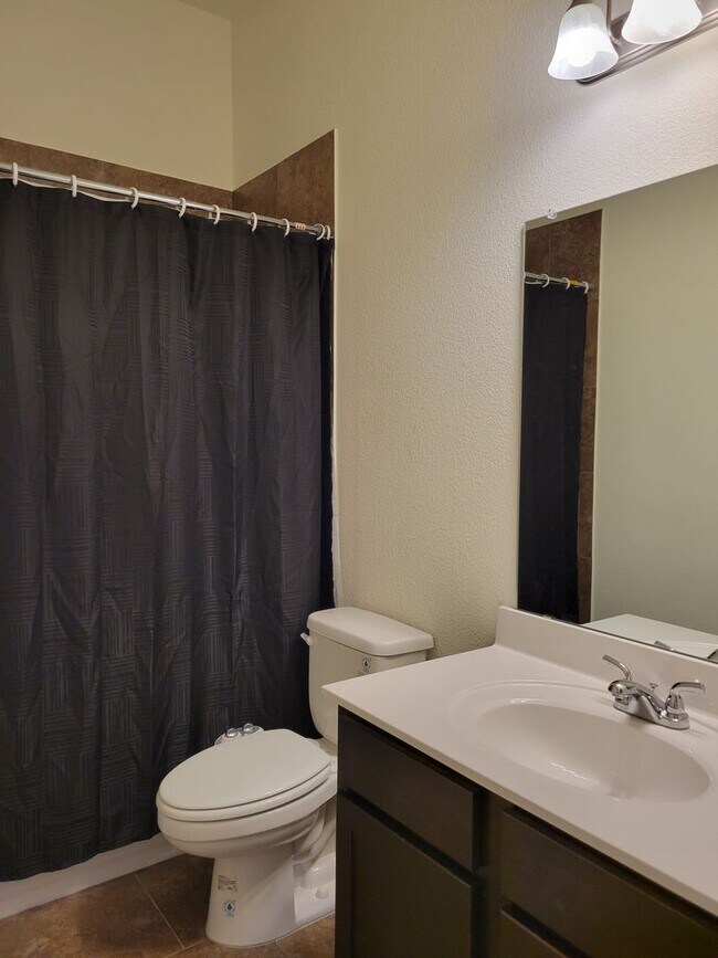 Building Photo - Open floor plan & small pets allowed! 3BD/...