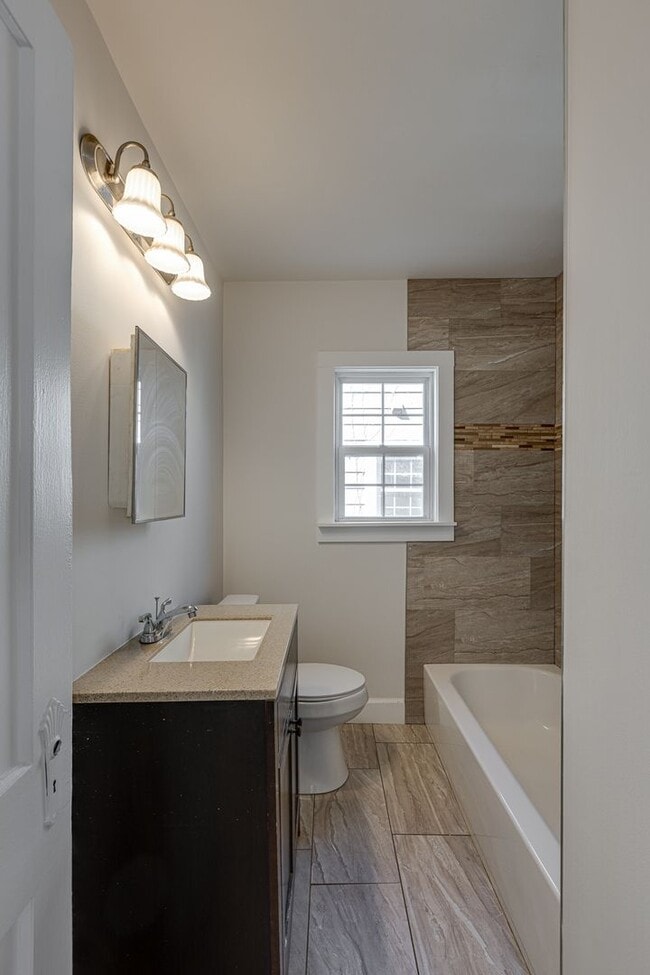 Building Photo - Newly Renovated 3BR/1BTH with Loft for Rent!