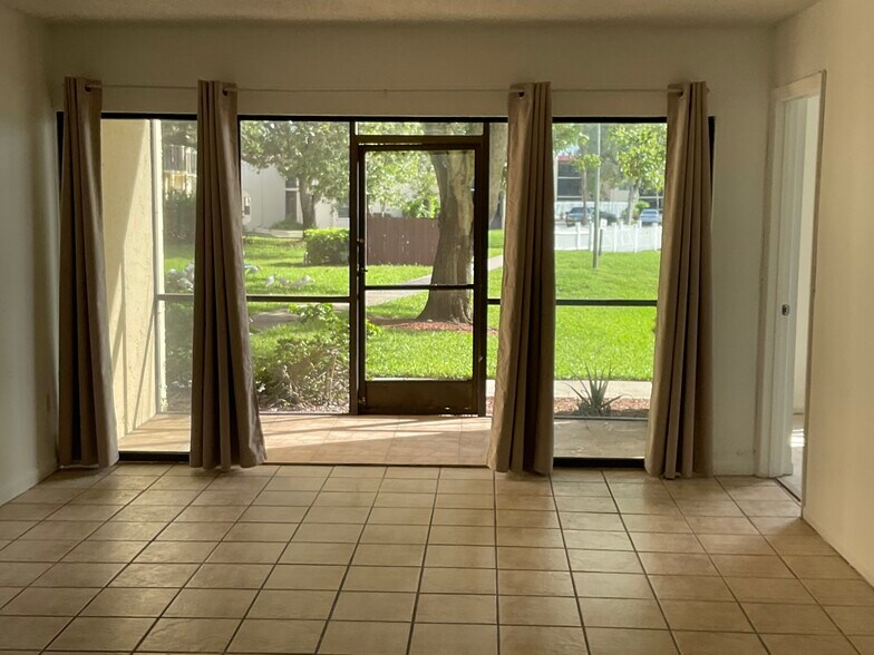 Building Photo - 2050 Oleander Blvd