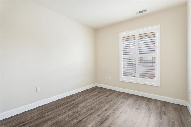 Building Photo - 5350 Dunlay Dr