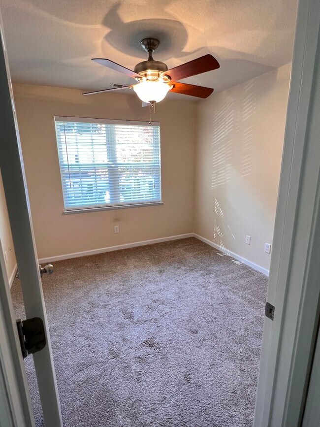 Building Photo - Convenient South Asheville two story, end ...