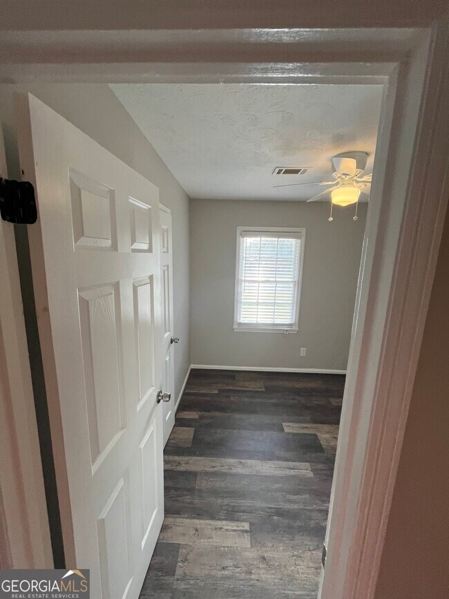 Building Photo - 2220 Mahan Dr