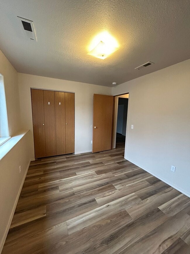 Building Photo - Split Level Townhouse