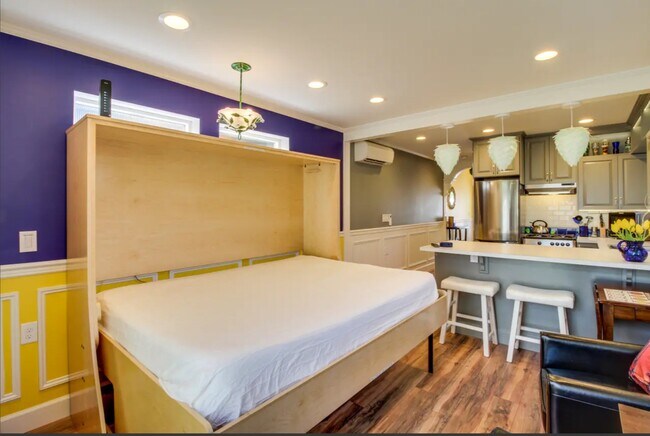 Building Photo - 6625 Amherst N St