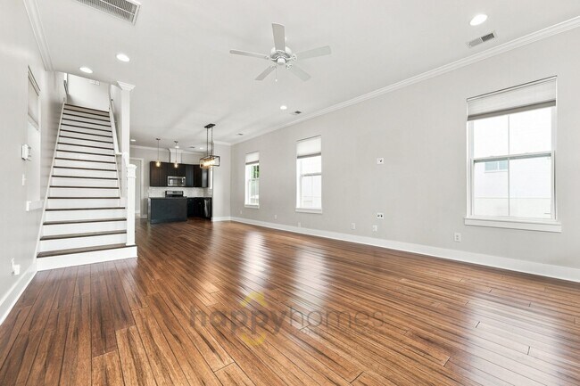 Building Photo - 4613 Oakwood Ave