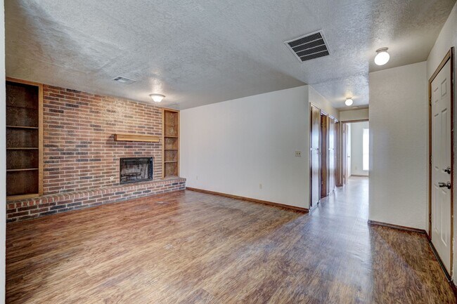 Building Photo - Comfort, Charm & Convenience in This Edmond Duplex