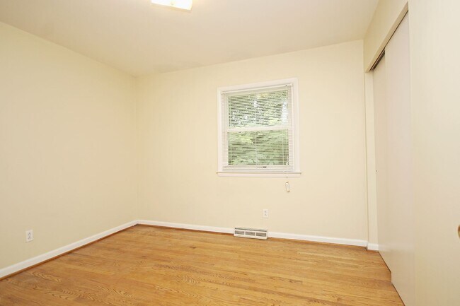 Building Photo - Student & Pet-Friendly UVA Area Rental