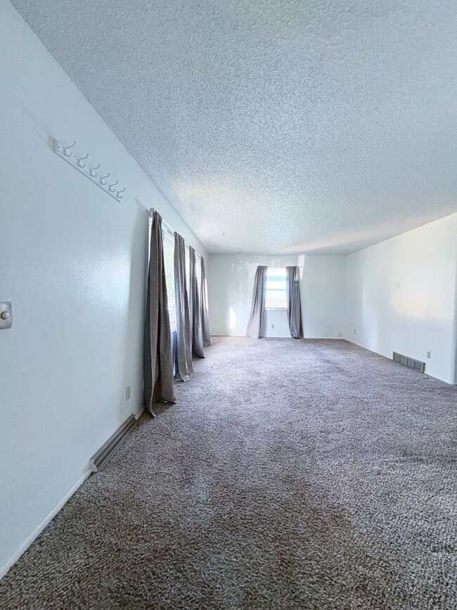 Building Photo - Spacious 3 bed 1.5 bath heights home