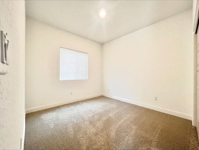 Building Photo - Beautiful 3-Bed, 2-Bath Lennar Home in Daf...