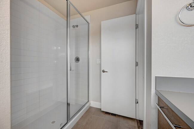 Building Photo - $2,795 - 3 bed, 3.5 bath located in Lakewood with AC, and In Unit Laundry!