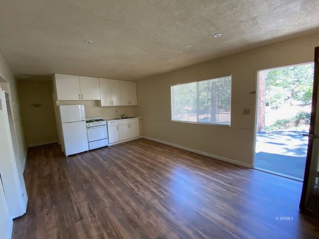 Building Photo - Remodeled 2 bed apartment in town