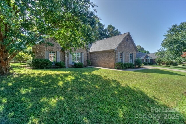Building Photo - 840 Emerson Dr