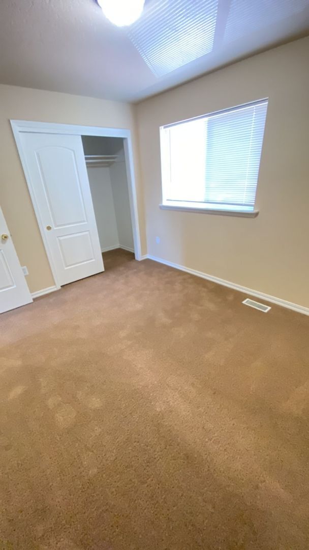 Building Photo - Townhome In A Great Location