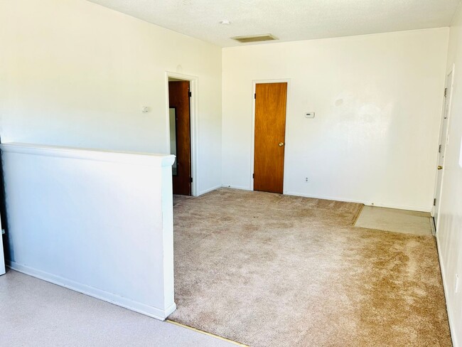 Building Photo - 301 E Grandview Dr