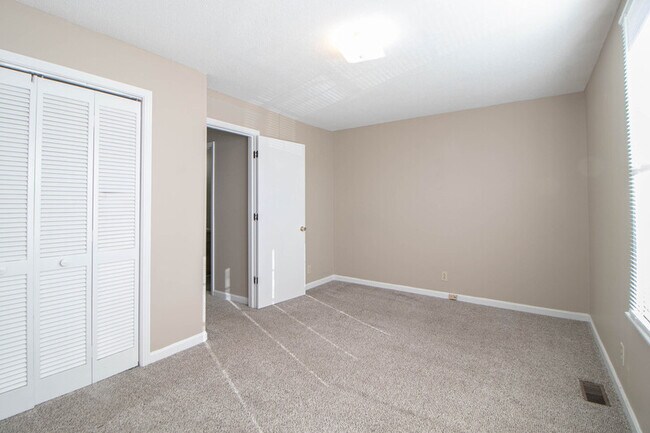 Building Photo - 812 Golf View Pl