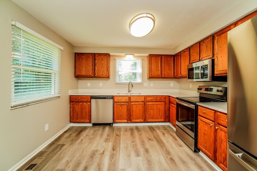 Building Photo - 8437 Papillon Ave