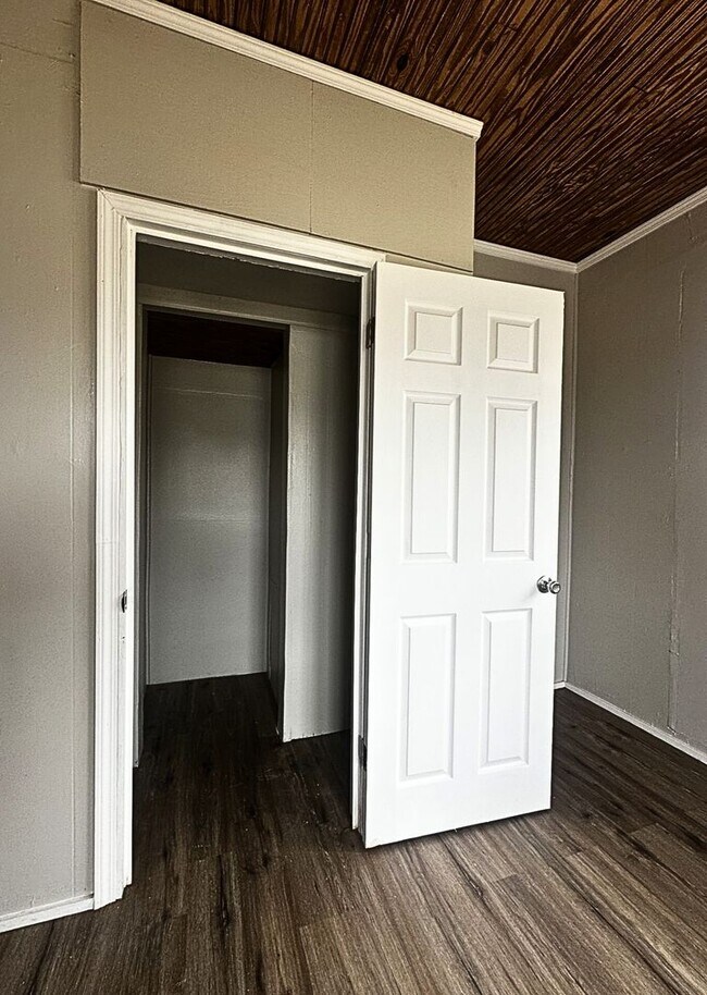 Building Photo - Charming Home