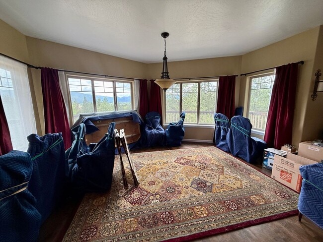 Building Photo - Spacious 4 Bed 3.5 Bath Home in Frenchtown!