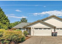 Building Photo - P0060 - 522-524 Briarwood Dr***
