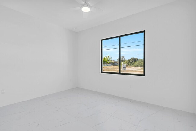 Building Photo - 1021 Chiquita Blvd N