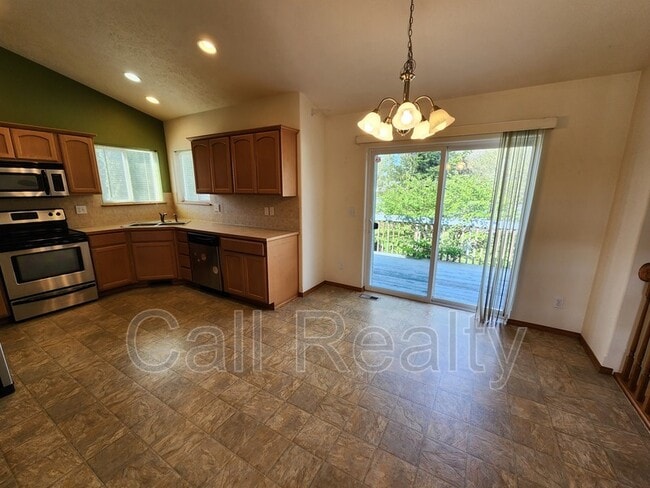 Building Photo - 916 Rees Ln