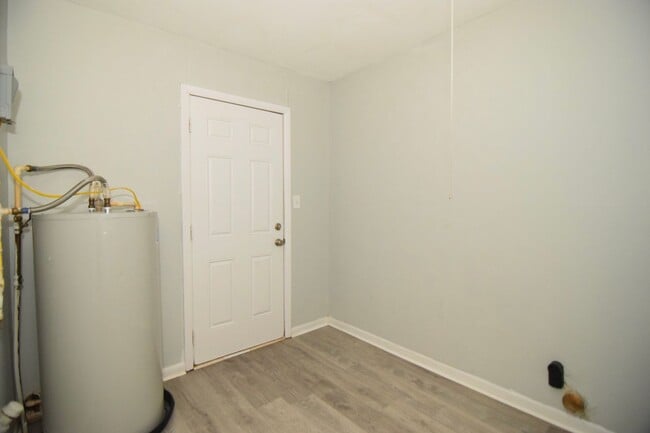 Building Photo - Don't miss this 3-bedroom, 2-bath home that is available now!