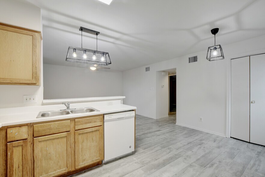 Building Photo - 809 Bracewood Cir