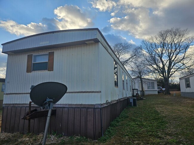 Building Photo - 3 bed 2 bath mobile home Secrion 8 accepted