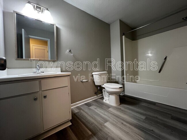 Building Photo - 5853 Century Oaks Dr