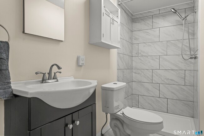 Building Photo - 17 Champlain Dr