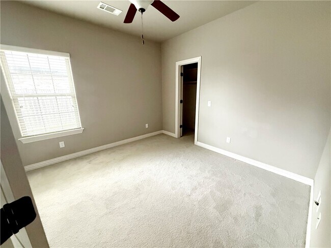 Building Photo - 3200 SW Satinwood Ave