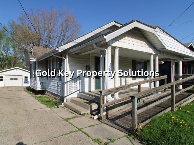 Building Photo - Beautifully Updated 2 BR 1 BA House with B...