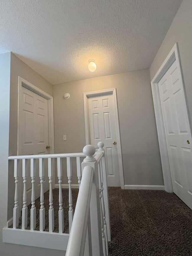 Building Photo - Dunwoody Townhomes!  NEW CARPET!!  PAINT!  NEW WASHER/DRYER
