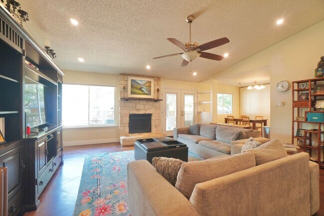 Building Photo - 4600 Pelham Dr