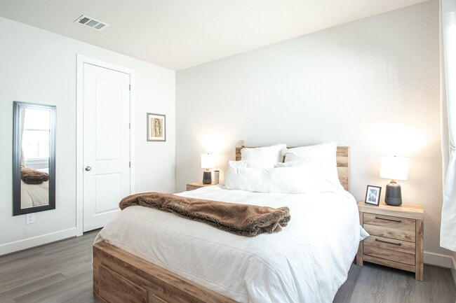 Building Photo - 16 Mariposa Wds Dr