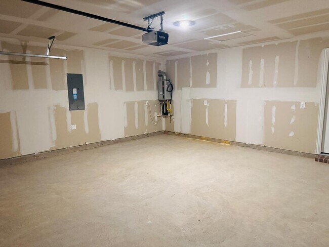 Building Photo - 801 Easthill Dr