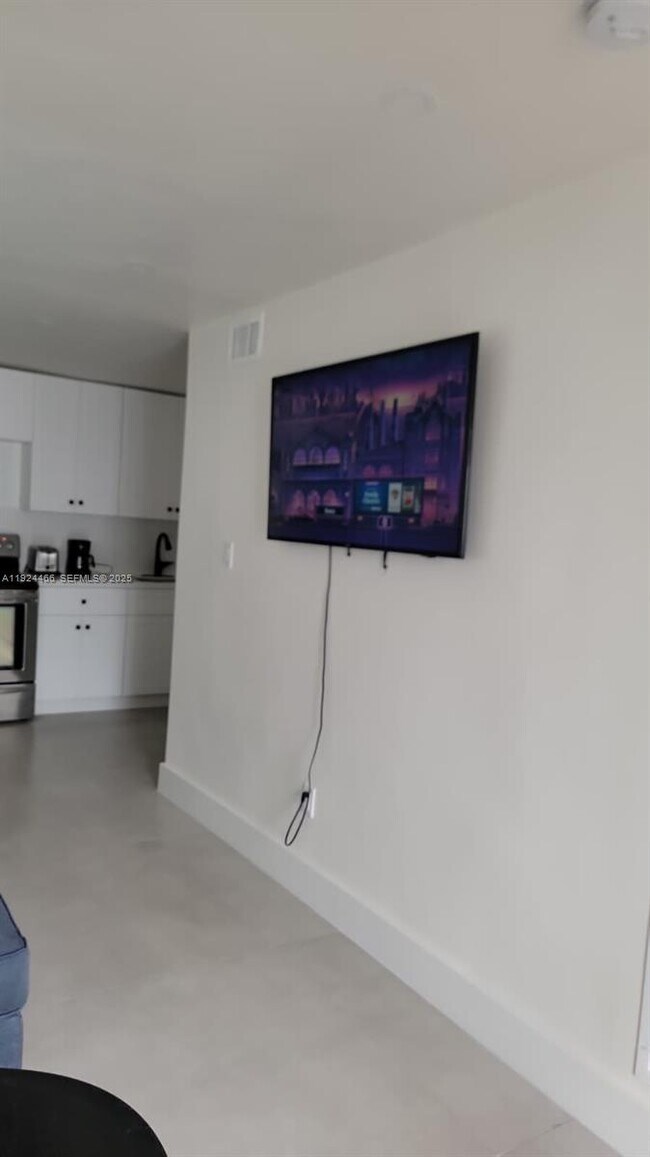 Building Photo - 2820 SW 13th St