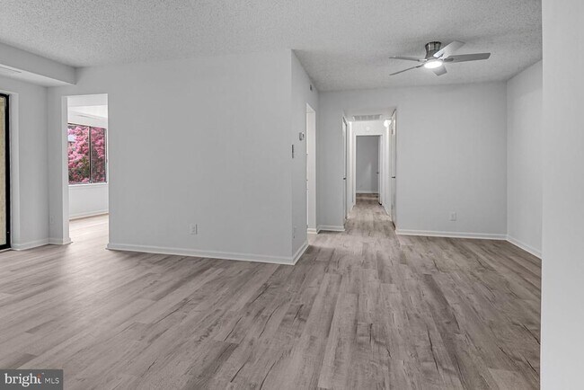 Building Photo - 10223 Valentino Dr