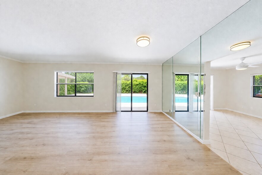 Building Photo - 609 White Water Dr