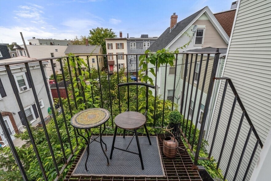 Building Photo - 377 Dorchester St