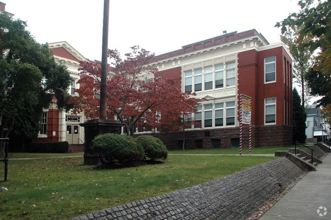 Building Photo - Grammary Court Apartments