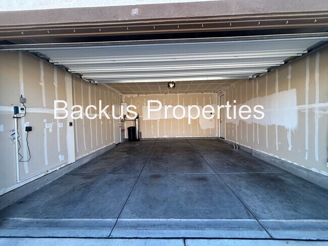 Building Photo - Three Bedroom Home in Hollister