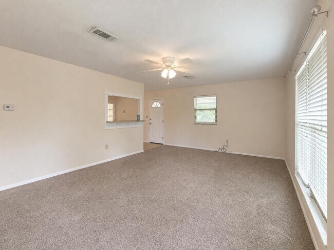 Building Photo - "Charming 3-Bedroom Oasis in Fort Walton Beach!"