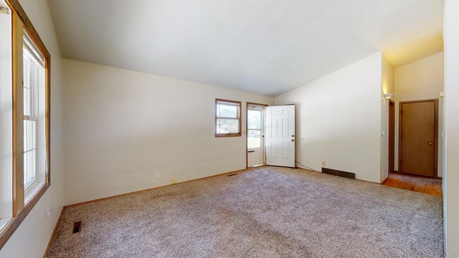 Building Photo - AVAILABLE AUGUST 1st! SPACIOUS 2 BEDROOM w...