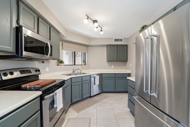 Building Photo - Move-in-ready home available furnished or unfurnished to suit your lifestyle!!