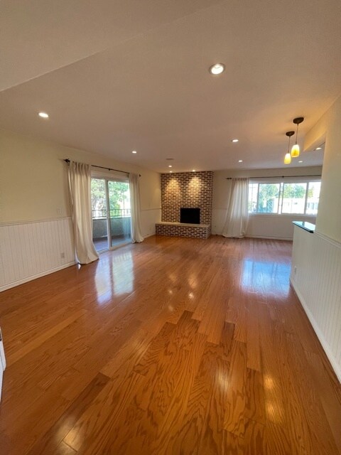 Building Photo - 451 S Barrington Ave