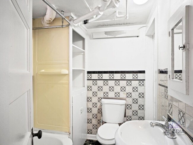 Building Photo - Charming, private basement apartment, enjoy your first month rent-free!