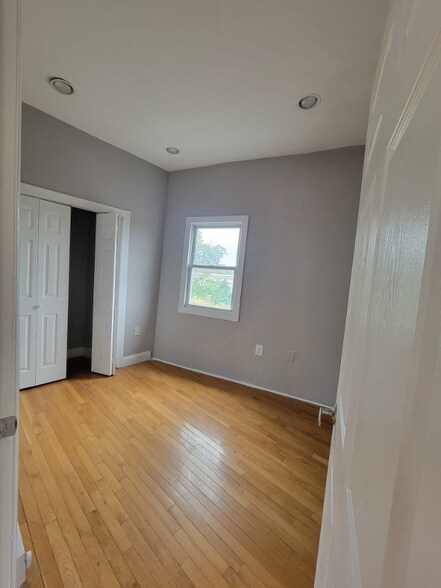 Primary Photo - 401 River St