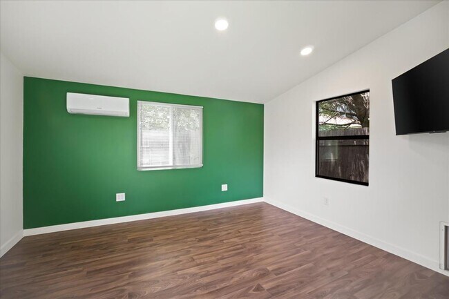 Building Photo - 3803 Alexandria Dr